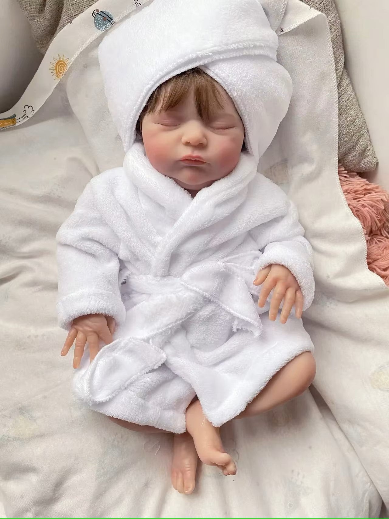 laura reborn dziecko w szlafroku