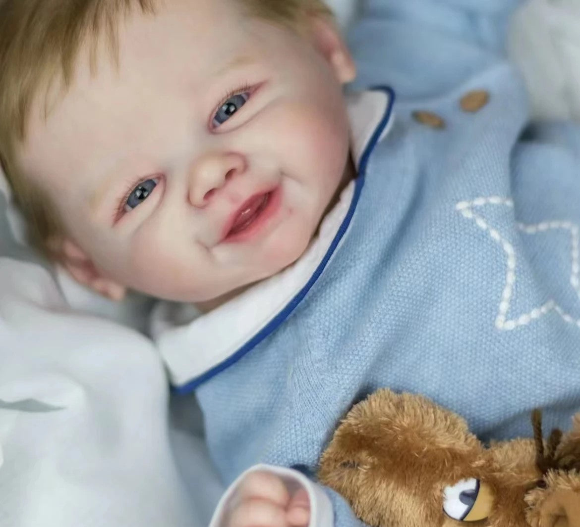 Uśmiechnięta lalki reborn z blond włosami