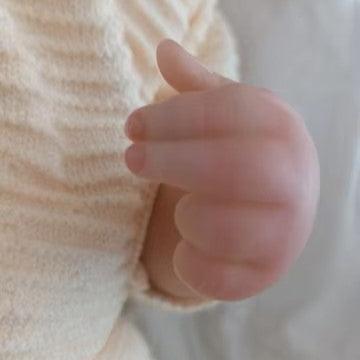 Lalka reborn Loulo, przytulna lalka noworodek z złotymi włosami.